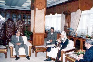 رئيس وزراء ماليزيا مهاتير محمد مستقبلاً الشيخ عبد الله في مكتبه في كوالالمبور أثناء الزيارة البرلمانية لماليزيا يوليو 1999