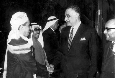 الشيخ عبد الله يصافح الزعيم جمال عبد الناصر أثناء المشاركة في مؤتمر القمة العربي في الجزائر 1970م