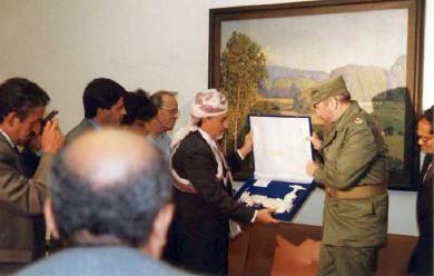 الشيخ عبد الله يسلم هدية للرئيس الكوبي في هافانا 1998م تمثل التقاليد اليمنية الأصيلة