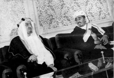 الشيخ عبدالله بن حسين الأحمر مع الملك الراحل فيصل بن عبدالعزيز آل سعود