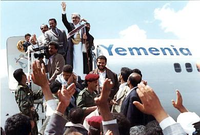 لحظة الوصول إلى مطار صنعاء الدولي في مارس 1998م بعد رحلة العلاج الشهيرة إلى أمريكا ويرى خلفه العميد مجاهد وأمامه نجله حميد