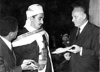الشيخ عبد الله مع أحد المسئولين الألمان أثناء زيارته البرلمانية لألمانيا في أكتوبر 1970م