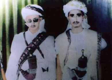 صورة نادرة عام 1958م تجمع بين الشيخ عبد الله بن حسين الأحمر إلى يمين الصورة وشقيقه حميد الذي أعدمه الإمام أحمد 1959م