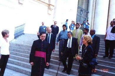الشيخ عبد الله بن حسين الأحمر أثناء زيارته للفاتيكان في روما يوليو 2000م ويرى في الصورة أحد المسئولين في الفاتيكان مودعاً الشيخ عبد الله
