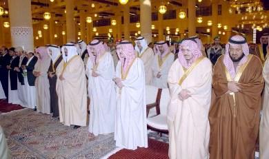 ولي العهد السعودي والأمراء وأبناء الفقيد الشيخ الأحمر اثناء  الصلاة على الميت الحاضر بالرياض أمس