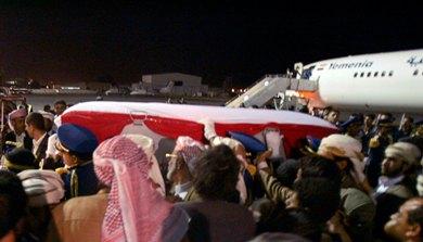 النعش محمولا على الاعناق لحظة وصوله مطار صنعاء مساء أمس