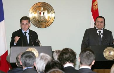 الرئيس الفرنسي نيكولا ساركوزي مع نظيره المصري حسني مبارك أمس