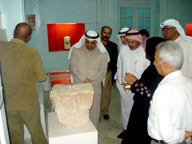 الوزير الكويتي يستمع الى شرح مفصل من د.رجاء باطويل في المتحف الوطني للآثار