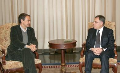 رئيس الحكومة الاسبانية خوسيه لويس ثاباتيرو مع نظيره اللبناني فؤاد السنيورة
