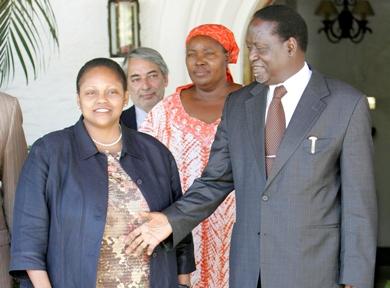 زعيم المعارضة الكيني رايلا أودينجا مع المبعوثة الأمريكية جينداي فريزر