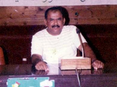 المحاضر رفيق عوض وهو يحاضر في دورة رؤساء لجان الحكام العرب بدمشق عام 1988