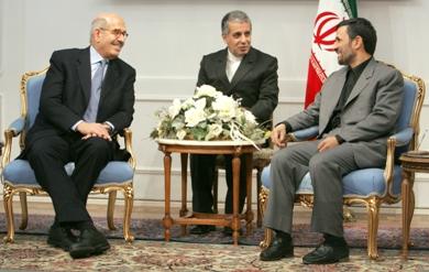 المدير العالم للوكالة الدولية للطاقة الذرية محمد البرادعي يتحدث مع الرئيس الايراني محمود احمدي نجاد