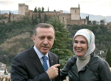 رئيس الوزراء التركي رجب طيب اردوغان مع زوجته