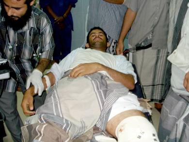 المصاب ياسر سعيد محسن بعد خروجه من غرفة العمليات