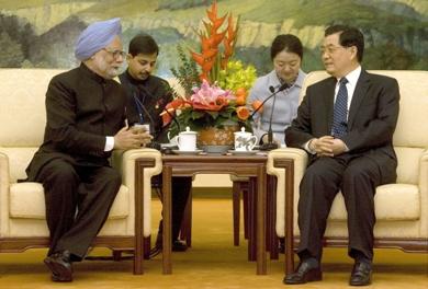رئيس الوزراء الهندي مانموهان سينغ مع الرئيس الصيني هو جين تاو
