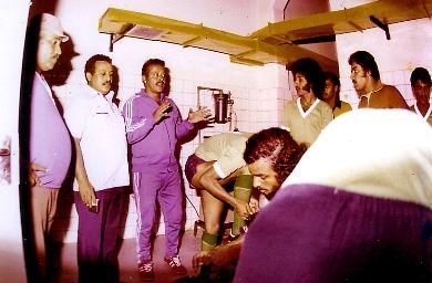 الكابتن علي محسن يتحدث في استراحة بين الشوطين إلى لاعبي المنتخب ويحثهم على الفوز