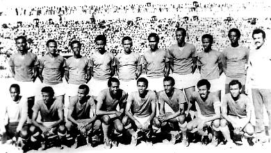 فريق هورسيد الصومالي ويظهر في اليمين واقفاً مدربه الكابتن علي محسن مريسي