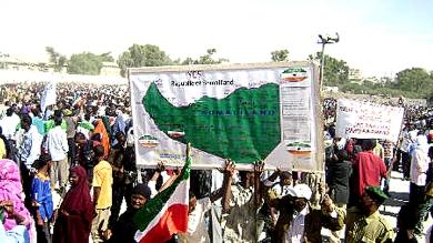 الجماهير الصومالية الحاشدة المطالبة بالاعتراف الدولي يوم الخميس الماضي في ساحة الاستقلال في عاصمة جمهورية أرض الصومال هرجيسة