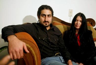 عمر بن لادن مع زوجته