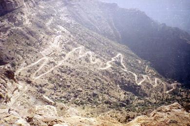 طريق معير يتلوى نحو قمة الجبل