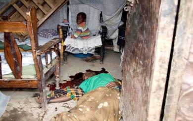 رضيع يبكي بينما جثة أمه ملقاة على الأرض أمامه بعد أن قتلت في اشتباكات عرقية بمدينة نيفاشا الكينية أمس