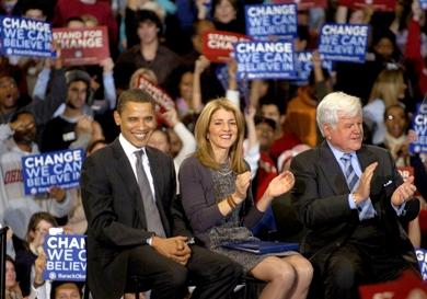 باراك اوباما وبجانبه كارولين ابنة الرئيس السابق جون كينيدي وعمها تيد كينيدي
