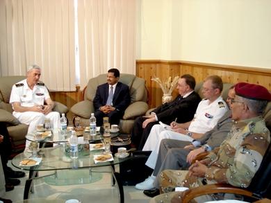 نائب محافظ عدن اثناء لقائه السفير الفرنسي وقائد المنطقة البحرية