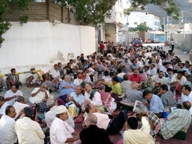 مواطنون ومواطنات من مختلف الشرائح أثناء الاعتصام أمام مبنى دار «الأيام» بعدن وفي باحته أمس