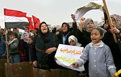 صورة من الأرشيف للنساء واطفال يتظاهرون امام معبر رفح