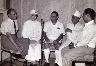 من اليسار : محمد علي باشراحيل، منصب عدن زين العيدروس، توفيق إيراني، الشيخ علي محمد باحميش، محمد سعيد الحصيني في استديو إذاعة عدن عام 1955