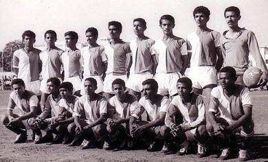 الكابتن محمد جلال حربش الأول من اليسار جلوسا مع فريق نادي الفيحاء