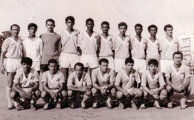الكابتن محمد جلال حربش الرابع جلوساً من اليمين مع فريق نادي شباب التواهي