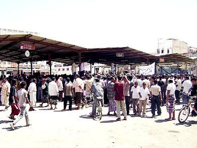 المشاركون في المسيرة لدى وصولهم ساحة فرزة الهاشمي في الشيخ عثمان