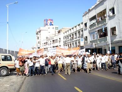 المسيرة السلمية بعد انطلاقها من أمام ديوان محافظة عدن أمس