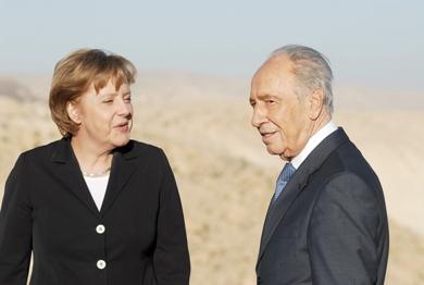 المستشارة الالمانية أنجيلا ميركل مع الرئيس الاسرائيلي شمون بيريز