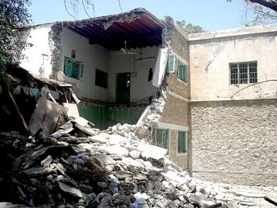 آثار الانفجار بادية في طابقي المبنى المستهدف بجعار