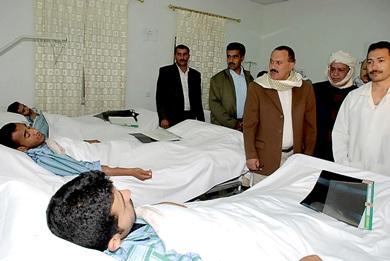 الأخ الرئيس أثناء زيارته لتفقد الجنود الجرحى في المستشفى العسكري أمس