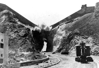 لحظة تفجير جسر العقبة في أبريل 1963