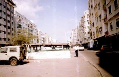 ضريح السيد محمد بن علوي الشاطري وسط الشارع الرئيسي