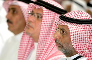 رجل الأعمال م. عبدالله بقشان (يمين) وإلى جواره اثنان من رجال الأعمال السعوديين
