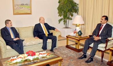 رئيس وزراء باكستان الجديد يوسف رضا جيلاني يستقبل جون نيجروبونتي