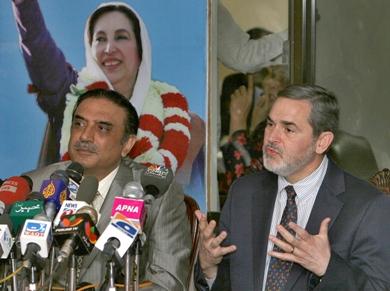 ريتشارد باوتشر في مؤتمر صحفي مشترك مع آصف علي زرداري زوج رئيسة وزراء باكستان الراحلة بينظير بوتو