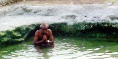 رجل مسن يستحم بمياه ساخنة بحثا عن الشفاء