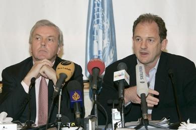 من اليسار جون هولمز، وكيل الأمين العام للأمم المتحدة للشؤون الانسانية ومنسق عمليات الإغاثة الطارئة