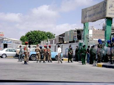 قوات مكافحة الشغب  والأمن والشرطة العسكرية أمام بوابة كلية التربية بعدن أمس