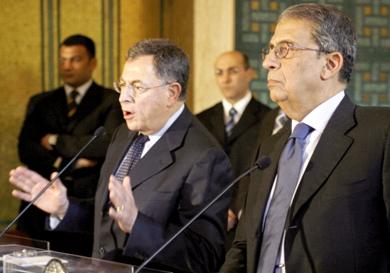 رئيس الوزراء اللبناني فؤاد السنيورة في مؤتمر صحفي مع الامين العام للجامعة العربية عمرو موسى