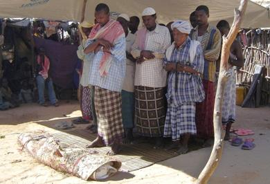 مواطنون محليون يصلون على جثمان بنت بسن 11 عام قتلت في الهجوم الانتحاري استهدف قوات حفظ السلام الاتحاد الافريقي في مقديشو
