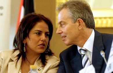 توني بلير يتحدث مع وزيرة السياحة الفلسطينية خلود دعيبس