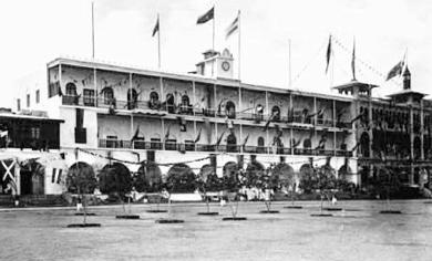 بناية قهوجي دنشاو في التواهي وعلى يسارها بناية لوك توماس عام 1886م