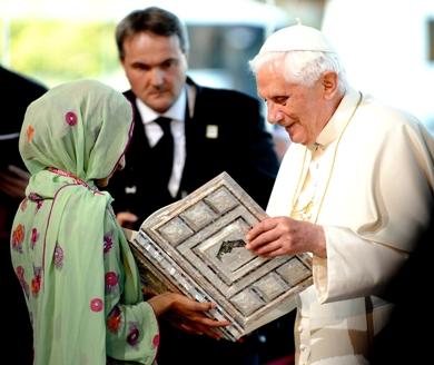 بابا الفاتيكان يتسلم نسخة من القرآن الكريم من سيدة مسلمة في واشنطن أمس الأول أثناء لقائه ممثلين للطوائف الدينية